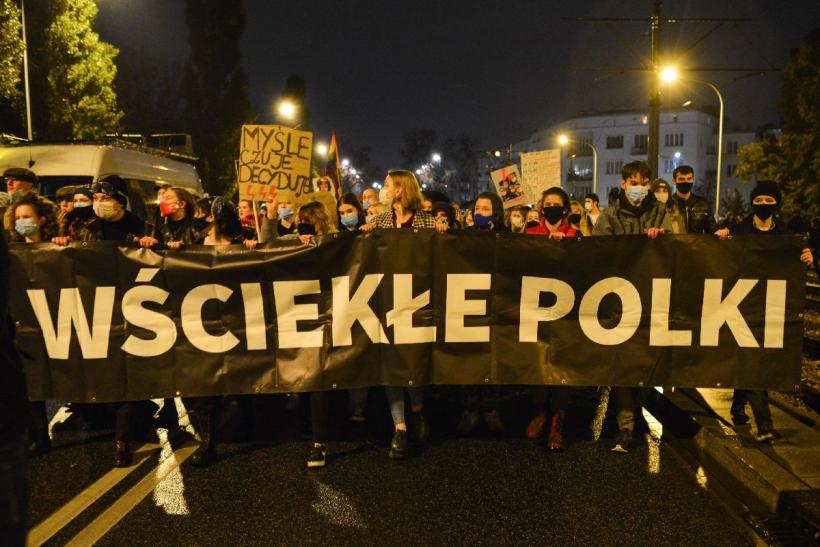 Sute de persoane au fost reţinute la Varşovia, după un protest împotriva restricţiilor impuse de autoritați