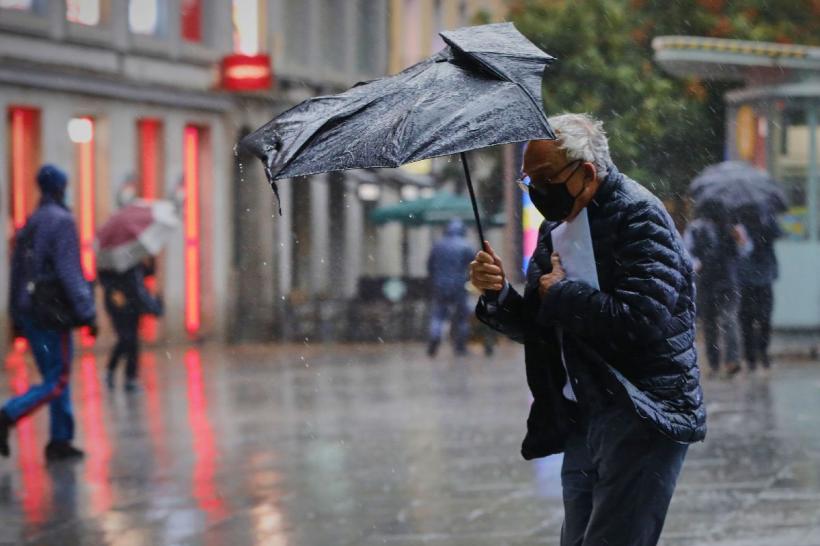 Ploi, frig și vânt, în următoarele zile în Capitală