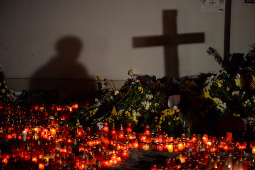 Incendiul de la Colectiv: Klaus Iohannis a depus o coroană de flori