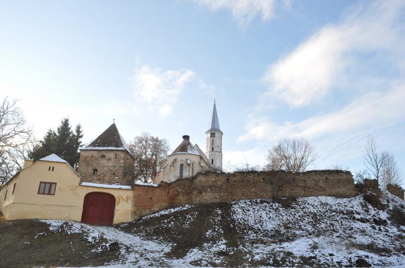Sibiu: Tavanul bisericii fortificate din Alțâna s-a prăbușit