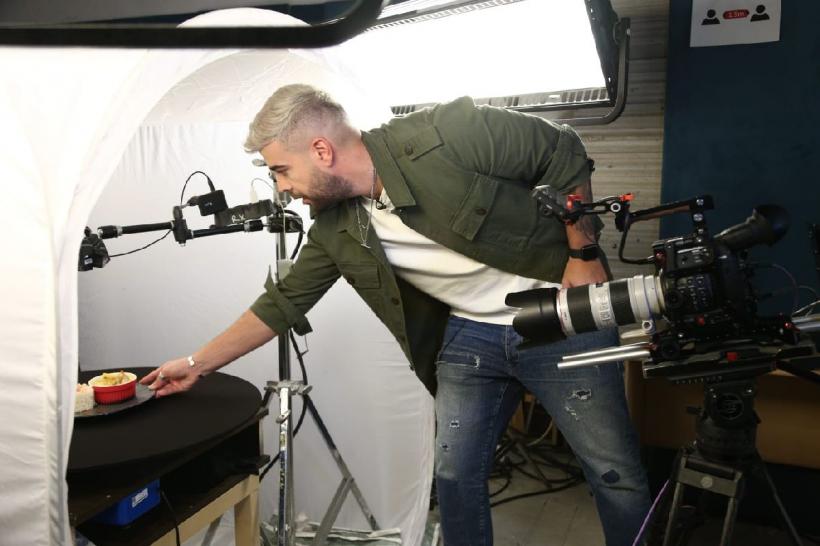 Speak va fi coprezentatorul Ginei Pistol în sezonul 9 Chefi la cuțite 18727325