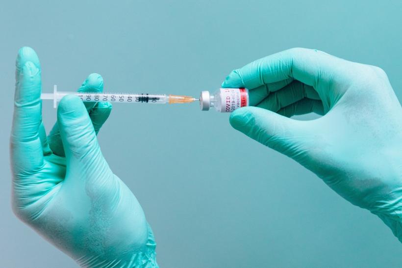 Doar 2 din 10 români vor vaccin anti-COVID