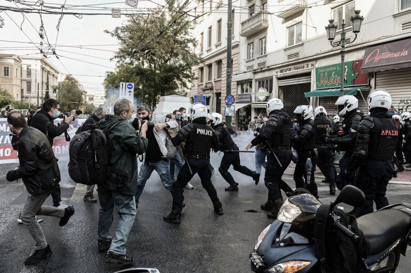 Lupte de stradă între protestatari şi forţele de ordine, în centrul Atenei