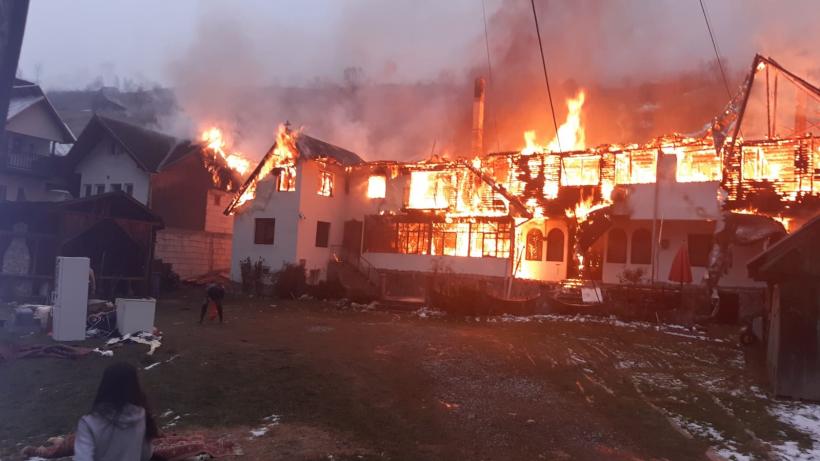Incendiu de proporții la Moeciu. Mai multe pensiuni în flăcări