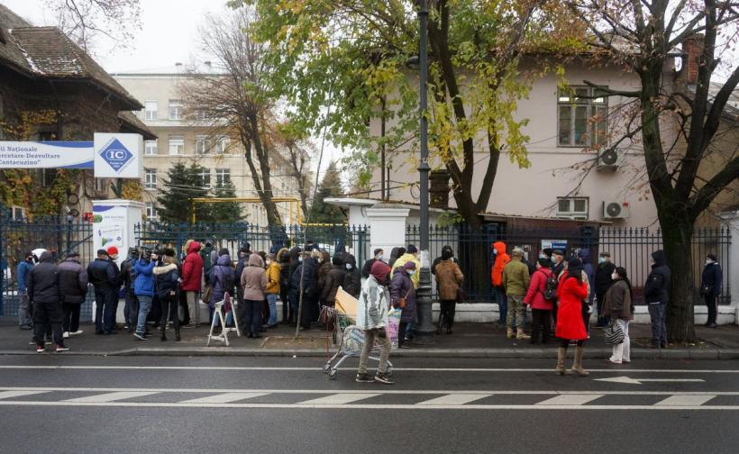 Zeci de oameni au îndurat frigul ca să cumpere suplimentul alimentar pentru imunitate lansat astăzi pe piață de Institutul Cantacuzino