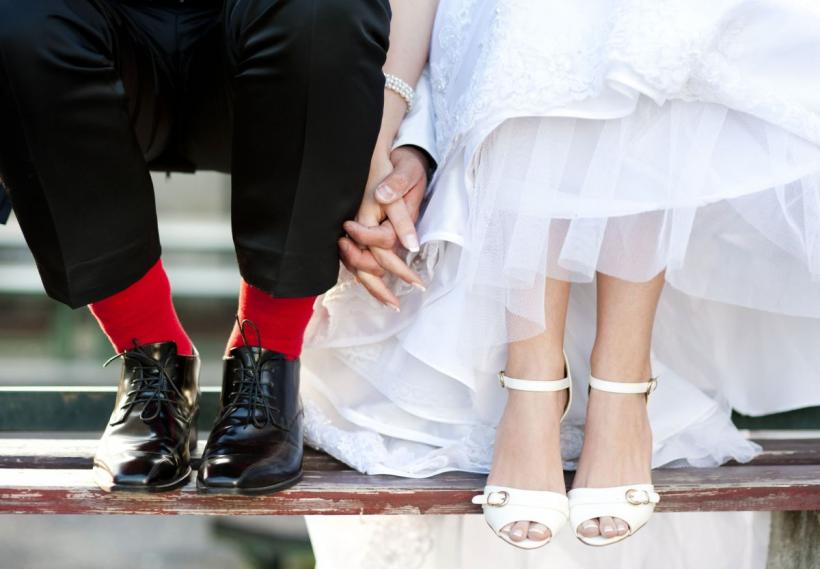 Cum să alegi pantofii perfecți de mireasă pentru o nuntă pe plajă așa cum ți-ai imaginat