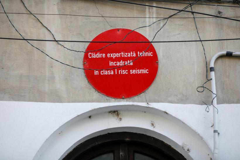 Ce înseamnă bulina roșie afișată pe clădirile din București. Riscurile unei locuințe într-un astfel de imobil