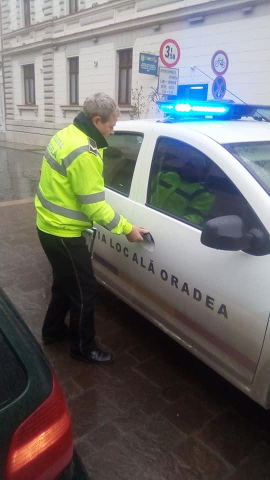 Anchetă internă la Poliția Locală Oradea, după ce un polițist local a fost văzut fără mască în timpul exercătrii atribuțiilor de serviciu