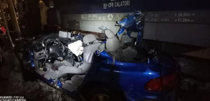 Accident teribil în Suceava. O mașină a fost spulberată de tren. O femeie a murit și alte trei persoane sunt rănite