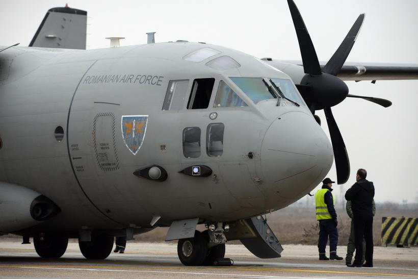 O aeronavă Spartan transportă doi bolnavi de COVID de la București la Sibiu