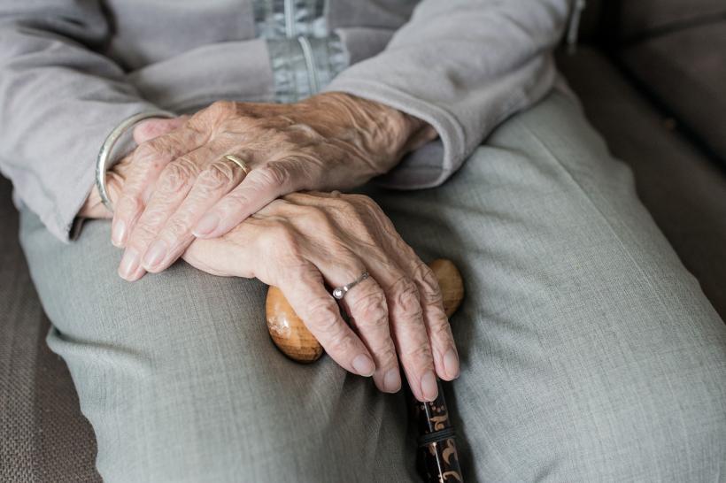 O franțuzoiacă de 105 ani a învins infecția cu virusul SARS-CoV-2