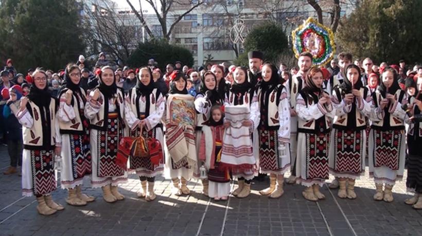 Filmul Tradiţii şi obiceiuri româneşti de Crăciun recrează atmosfera festivă a satelor din Moldova