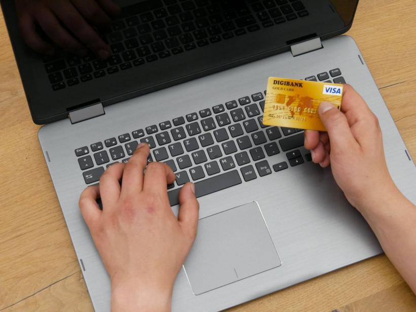 Noi reguli pentru plățile online cu cardul 