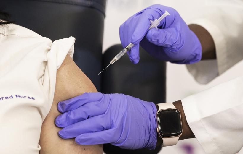 O singură reacție adversă a fost înregistrată după vaccinarea a 73 de cadre medicale de la Spitalul Județean Piatra-Neamț