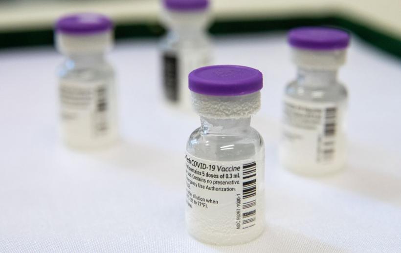 Peste 100 de cadre medicale din județul Vrancea s-au vaccinat împotriva COVID-19, după prima zi de campanie