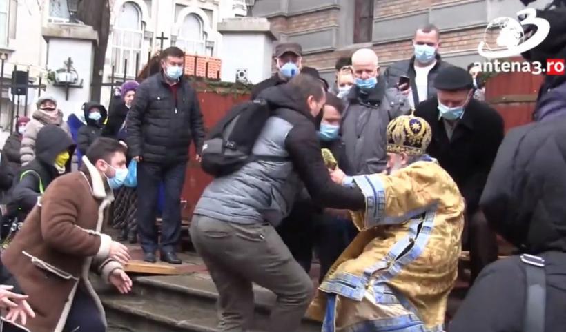 VIDEO: ÎPS Teodosie a căzut pe treptele catedralei, chiar la slujba de sfinţire a apei pentru Bobotează