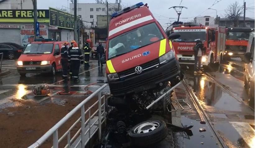 Accident grav în Capitală. O ambulanță a intrat într-un refugiu de tramvai. Echipajul a fost rănit