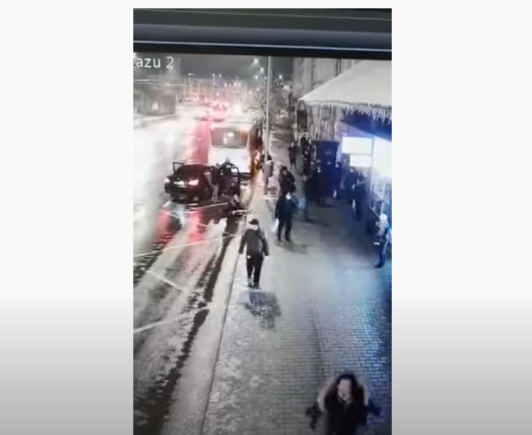 VIDEO. O tânără în vârstă de 15 ani, răpită de pe o stradă din Cluj-Napoca sub ochii mai multă persoane. Polițiștii au reținut trei bărbați