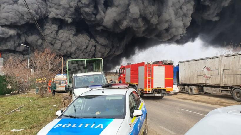 FOTO Incendiu la un depozit de materiale reciclabile, din Buzău. A fost trimis mesajul RO-ALERT