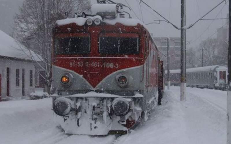 Trenurile circulă în condiții de iarnă. Întârzieri de peste 100 de minute din cauza vremii severe