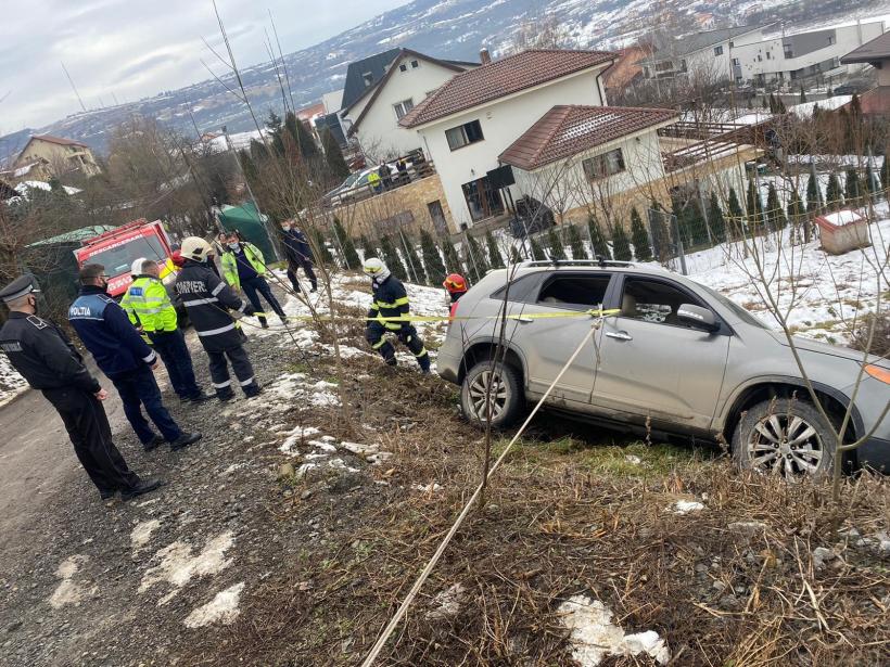 Clujenii au ținut o mașină în echilibru deasupra unei râpe, după ce o femeie parcase greșit