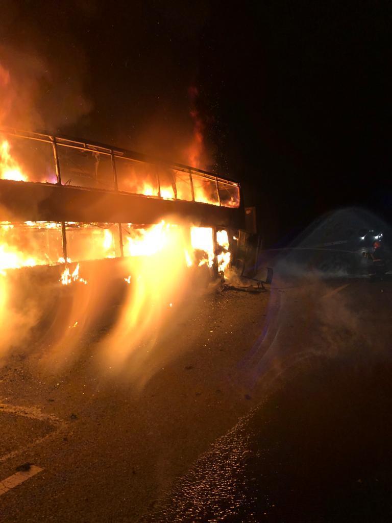 Un autocar plin cu pasageri a luat foc pe Autostrada A1