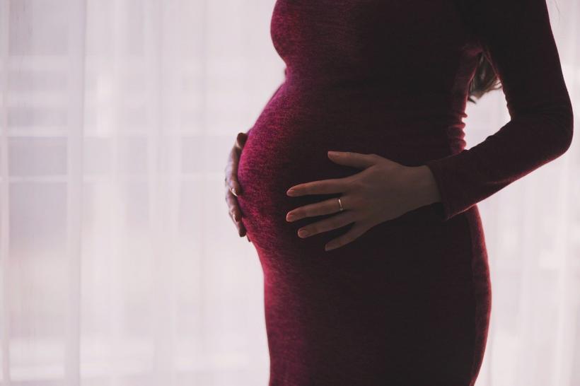 Studiu: Femeile însărcinate, infectate cu Covid, pot transfera anticorpii la făt 