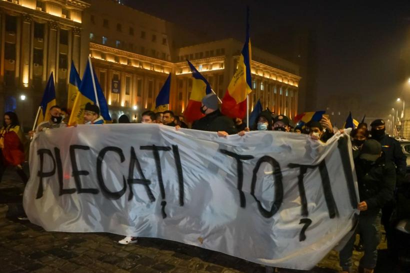 VIDEO: Simpatizanții AUR, protestează în fața Institutului ”Matei Balș”. George Simion: „Sistemul trebuie să cadă!” 
