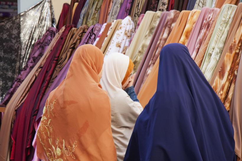 Indonezia interzice școlilor să mai oblige fetele să poarte văl