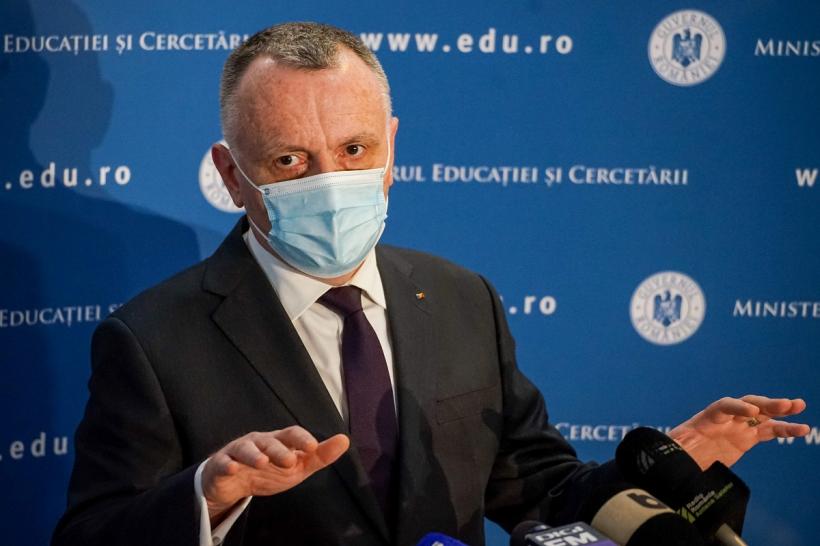 Cîmpeanu: Există șanse să se renunțe la mască în timpul orelor de sport și în România