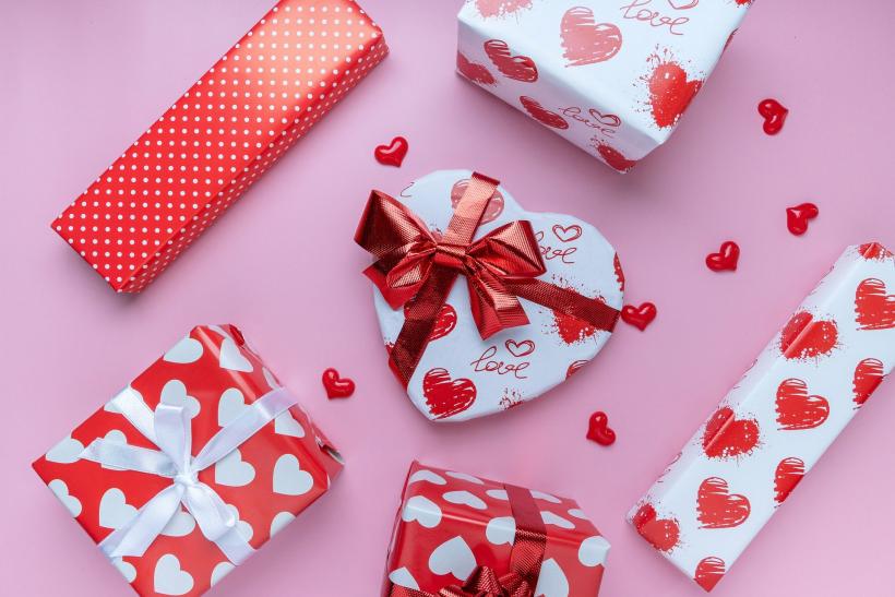 5 cadouri inspirate pentru ea de Valentine's Day și Dragobete