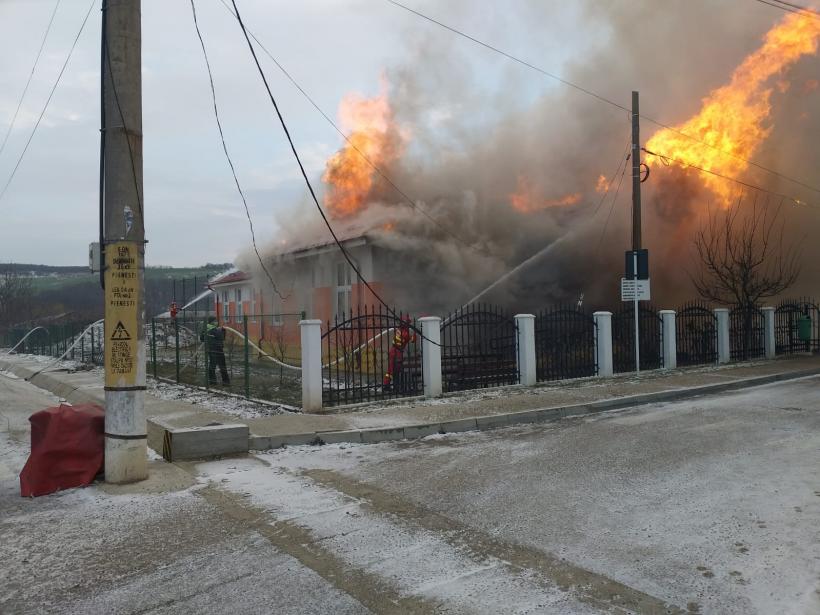 UPDATE Incendiul de la școala generală din județul Vaslui a fost stins