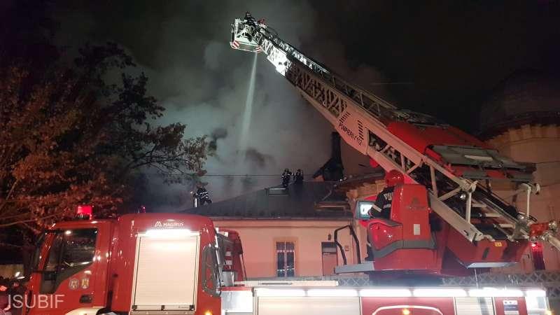 Incendiu puternic la o casă din Sectorul 5 al Capitalei. Opt autospeciale intervin