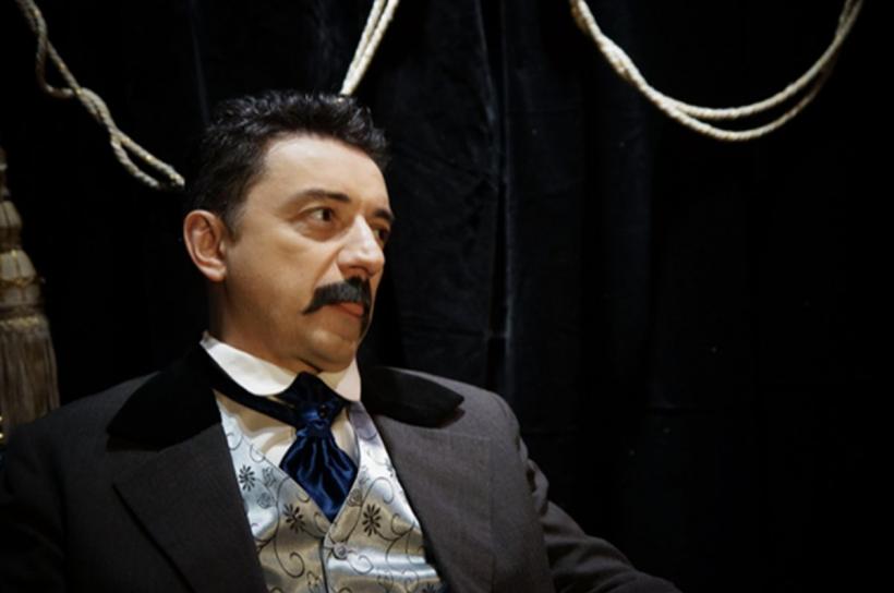 Premieră cu MANTAUA, după N.V. Gogol, în regia lui Alexandru Lustig 18737875