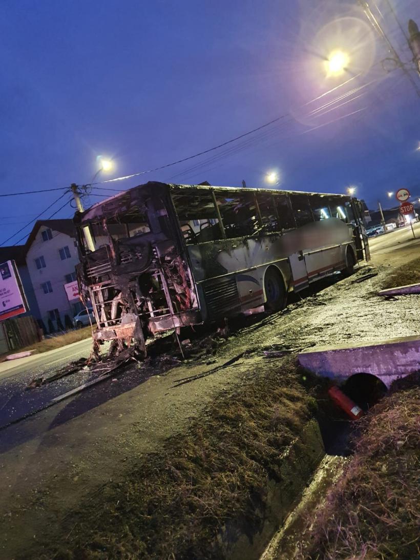 Un autobuz plin cu pasageri a luat foc în mers în Sibiu. Acesta a ars în proporție de 80%