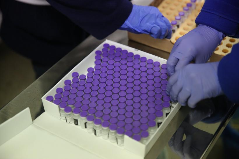A zecea tranșă de vaccin Pfizer BioNTech sosește luni în țară
