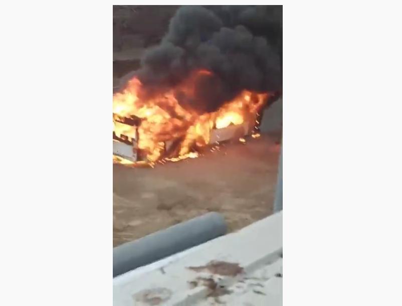 VIDEO. Un autobuz plin cu călători a luat foc în mers în Galați