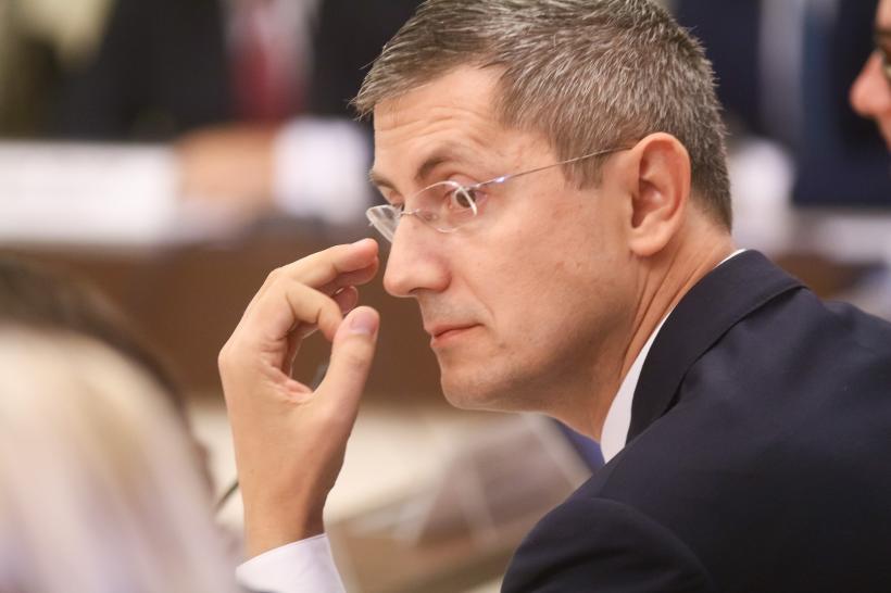VIDEO: Aroganță maximă: Un funcționar al Parlamentului, chemat să-i ridice ochelarii lui Dan Barna, căzuți pe jos