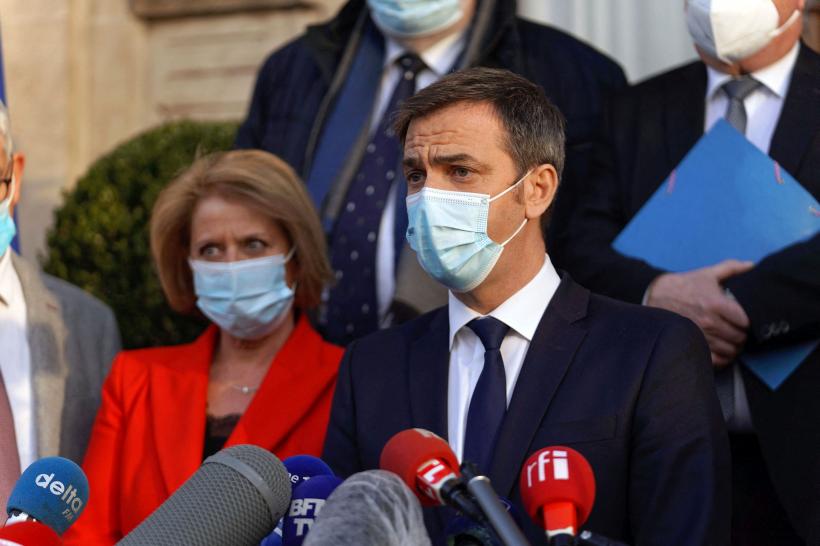 Ministrul Sănătății din Franța avertizează că există posibilitatea introducerii vaccinării obligatorii anti-COVID pentru personalul medical