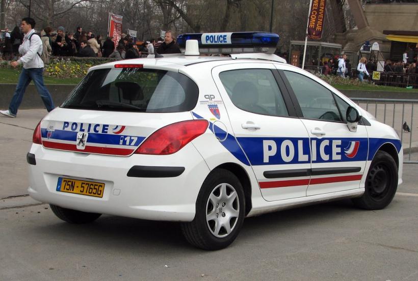 Poliția din Paris împrăștie mulțimea de pe malurile Senei, din cauza lipsei distanțării sociale