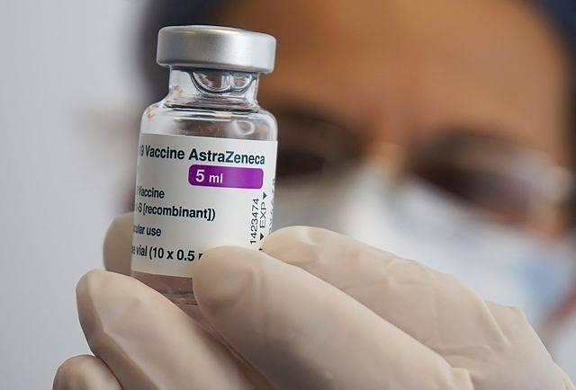 Aproximativ 60.000 de persoane cu vârsta de peste 55 de ani s-au programat pentru vaccinare cu AstraZeneca