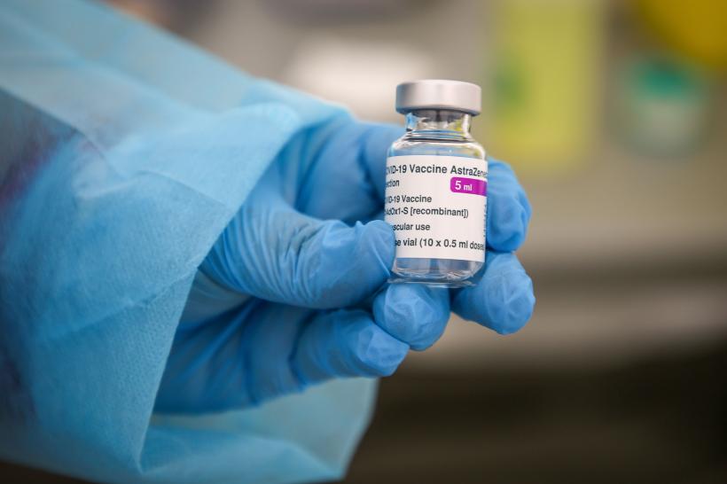 Nouă țări europene suspendă vaccinul produs de AstraZeneca. România nu ar fi primit doze din lotul suspectat că a dus la apariția de cheaguri de sânge