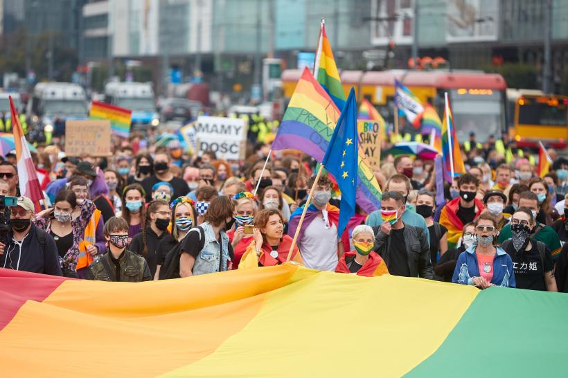Polonia vrea să interzică total adopția de copii de către cuplurile homosexuale