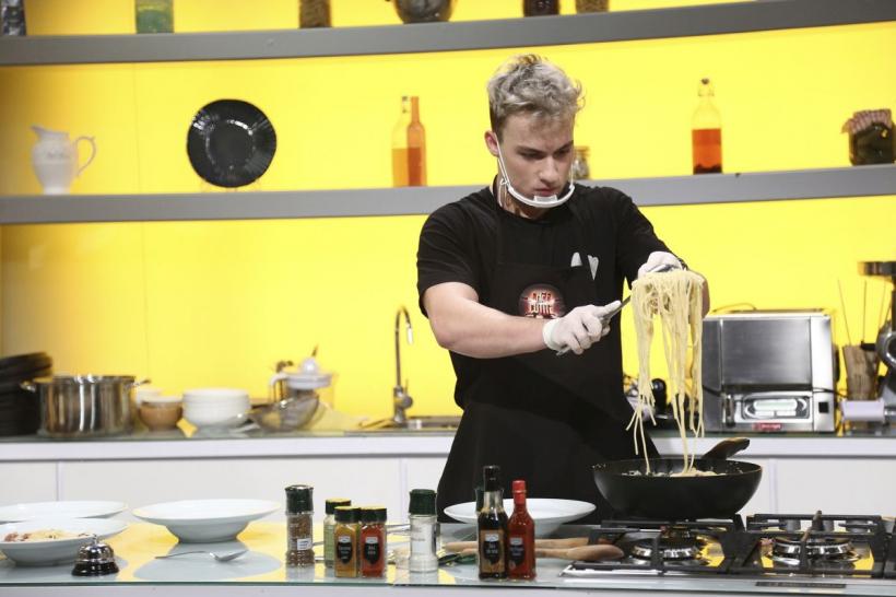 Chefi la cuțite – lider de audiență. Comedianţii Ionuţ Rusu şi Andrei Ciobanu, dar şi fraţii vloggeri Munteanu, printre invitaţii speciali de astăzi 18740567
