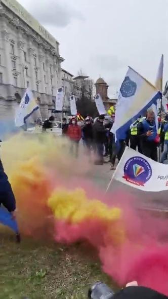 VIDEO. Protest cu fumigene al sindicaliștilor din Poliție în fața Ministerului de Interne