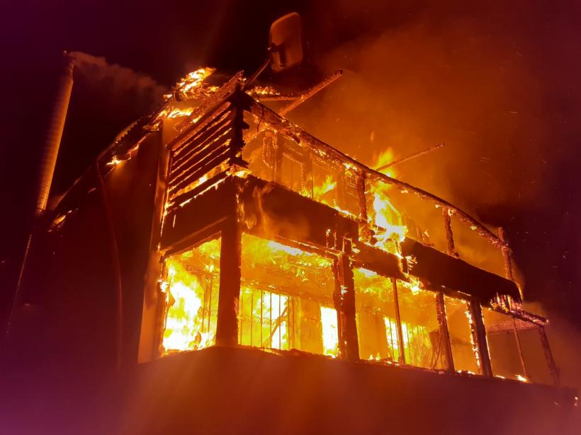 Tragedie la Cluj: O femeie a ars de vie într-o cabană distrusă în întregime de flăcări