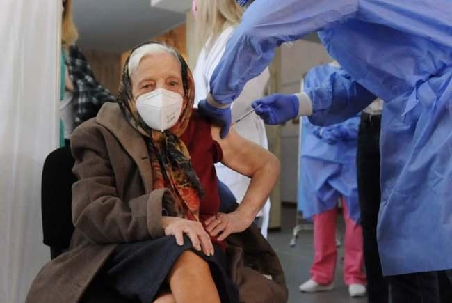 O femeie de 105 ani, mesaj după a doua doză a vaccinului: Este singura soluție să scăpăm
