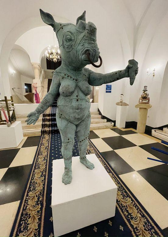 Statuetele expuse de Clotilde Armand în holul Primăriei Sectorului 1, scoase la licitație