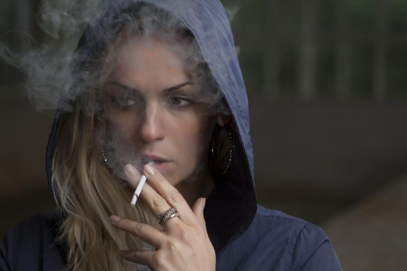 Explicațiile psihologului: Ce “forțe” ne obligă să nu lăsăm țigara din mână?