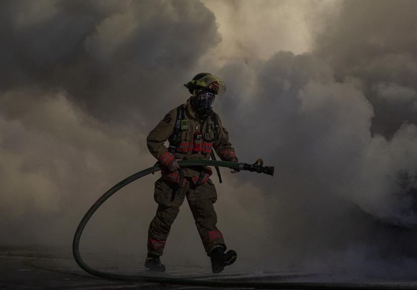 Incendiu masiv în oraşul Sankt-Petersburg. Un pompier a murit
